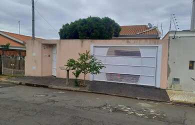 Imagem: A casa possui 3 Dormitórios, 2 Banheiros, 3 Vagas na garagem