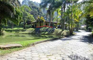 Imagem: A casa possui 4 Dormitórios, 3 Banheiros, 5 Vagas na garagem