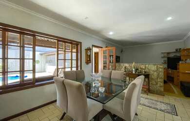 Imagem 8: Imóvel para aluguel e venda possui 258 metros quadrados com 3 quartos