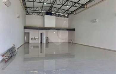 Imagem: O depósito possui 3 Vagas na garagem, 236m² de Área e está