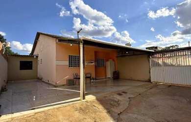 Imagem: A casa possui 2 Dormitórios, Varanda e está localizado em