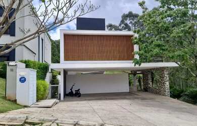 Imagem: A casa em condomínio possui 4 Dormitórios, 5 Banheiros, 5