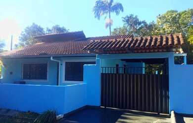 Imagem: A casa possui 3 Dormitórios, 3 Banheiros, 2 Vagas na garagem