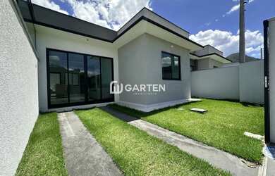 Imagem: A casa possui 3 Dormitórios, 2 Banheiros, 1 Vaga na garagem