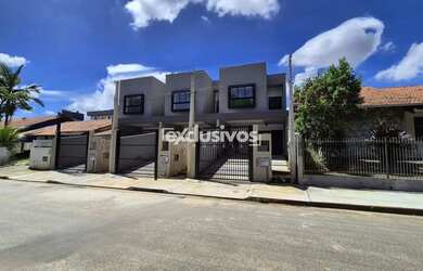 Imagem: A casa possui 3 Dormitórios, 2 Banheiros, 2 Vagas na garagem