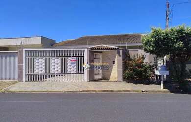 Imagem: A casa possui 3 Dormitórios, 3 Banheiros, 4 Vagas na garagem