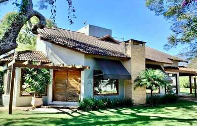 Imagem: A casa em condomínio possui 4 Dormitórios, 5 Banheiros, 5