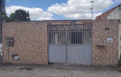 Imagem: A casa possui 3 Dormitórios, 3 Banheiros, 1 Vaga na garagem