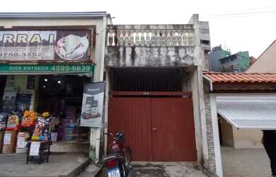 Imagem: A casa possui 3 Dormitórios, 1 Banheiro, 2 Vagas na garagem