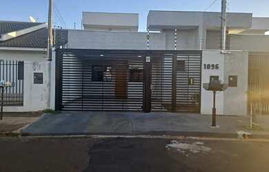 Imagem: A casa possui 3 Dormitórios, 2 Banheiros, 2 Vagas na garagem