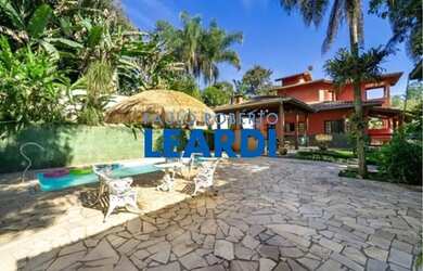 Imagem: A casa em condomínio possui 4 Dormitórios, 4 Banheiros e 312m²