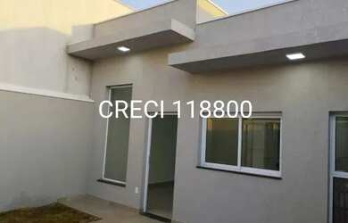 Imagem: A casa possui 3 Dormitórios, 1 Banheiro, 2 Vagas na garagem