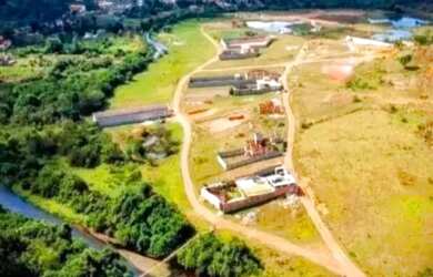 Imagem: A casa possui 3 Dormitórios, 4 Banheiros, 2 Vagas na garagem