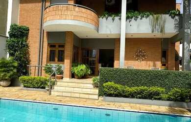 Imagem: A casa possui 3 Dormitórios, 4 Banheiros, 3 Vagas na garagem