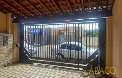 Imagem: A casa possui 2 Dormitórios, 1 Banheiro, 2 Vagas na garagem