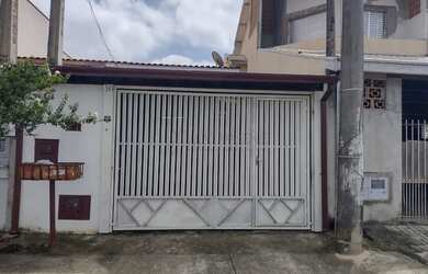 Imagem: A casa possui 2 Dormitórios, 2 Banheiros, 2 Vagas na garagem