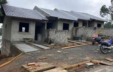 Imagem: A casa possui 2 Dormitórios, 1 Banheiro, 1 Vaga na garagem