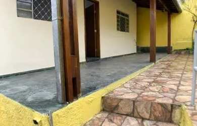 Imagem: A casa possui 3 Dormitórios, 1 Banheiro, 3 Vagas na garagem