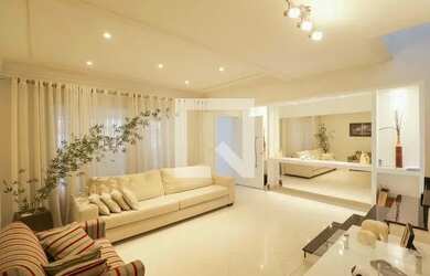 Imagem: A casa possui 3 Dormitórios, 4 Banheiros, 2 Vagas na garagem