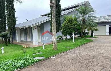 Imagem: A casa possui 5 Dormitórios, 5 Banheiros, 4 Vagas na garagem