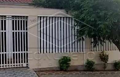 Imagem: A casa possui 3 Dormitórios, 2 Banheiros, 4 Vagas na garagem