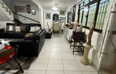 Imagem: A casa possui 3 Dormitórios, 3 Banheiros, 2 Vagas na garagem