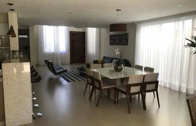 Imagem: A casa possui 4 Dormitórios, 5 Banheiros, 4 Vagas na garagem