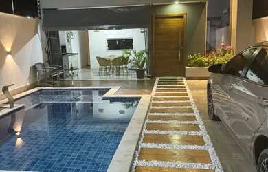 Imagem: A casa possui 3 Dormitórios, 2 Banheiros, 2 Vagas na garagem