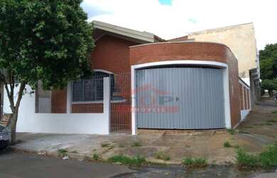 Imagem: A casa possui 3 Dormitórios, 2 Banheiros, 250m² de Área e