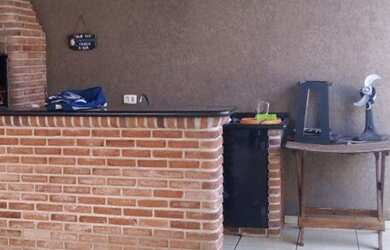 Imagem: A casa possui 3 Dormitórios, 2 Banheiros, 3 Vagas na garagem