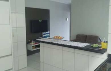 Imagem: A casa possui 2 Dormitórios, 2 Banheiros, 2 Vagas na garagem