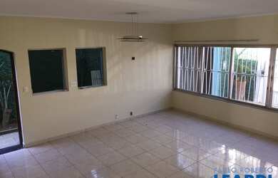 Imagem: O depósito possui 2 Vagas na garagem e 220m² de Área e está