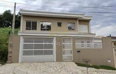 Imagem: A casa possui 4 Dormitórios, 5 Banheiros, 4 Vagas na garagem