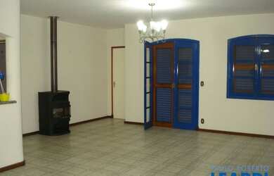 Imagem: A casa possui 5 Dormitórios, 4 Banheiros, 3 Vagas na garagem