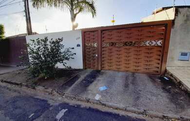 Imagem: A casa possui 2 Dormitórios, 2 Banheiros, 2 Vagas na garagem