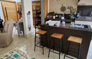 Imagem: A casa em condomínio possui 3 Dormitórios, 3 Banheiros, 2