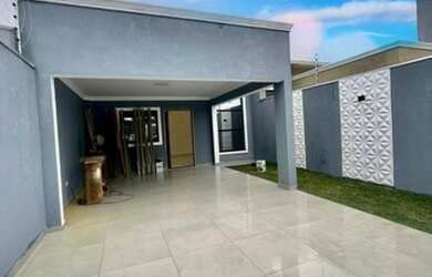 Imagem: A casa possui 3 Dormitórios, 3 Banheiros, 4 Vagas na garagem