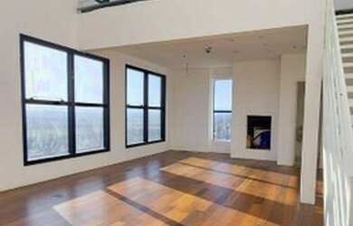 Imagem: O depósito possui 2 Vagas na garagem, 67m² de Área e está