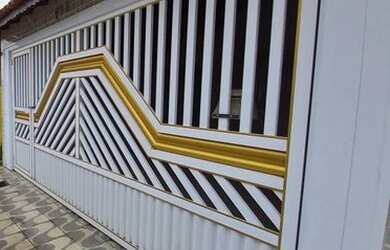 Imagem: A casa possui 3 Dormitórios, 2 Banheiros, 2 Vagas na garagem