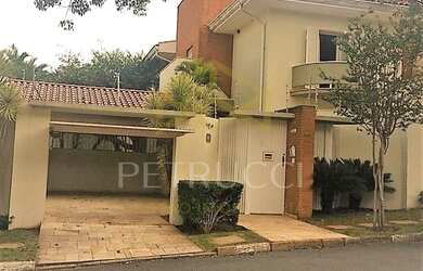 Imagem: A casa possui 3 Dormitórios, 3 Banheiros, 4 Vagas na garagem