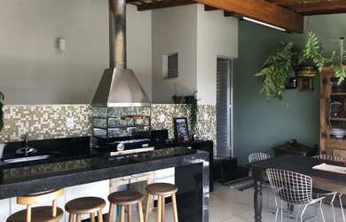 Imagem: A casa possui 3 Dormitórios, 2 Banheiros, 2 Vagas na garagem