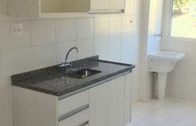 Imagem: O apartamento possui 2 Dormitórios, 1 Banheiro, 1 Vaga na garagem