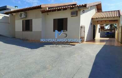 Imagem: A casa em condomínio possui 4 Dormitórios, 1 Banheiro, 3 Vagas