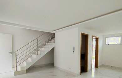 Imagem: A casa possui 3 Dormitórios, 3 Banheiros, 2 Vagas na garagem