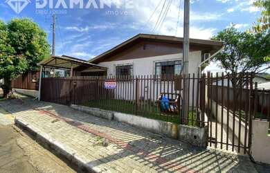 Imagem: A casa possui 3 Dormitórios, 2 Banheiros, 2 Vagas na garagem
