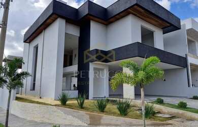 Imagem: A casa em condomínio possui 4 Dormitórios, 4 Banheiros, 4