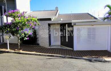 Imagem: A casa possui 4 Dormitórios, 3 Banheiros, 2 Vagas na garagem