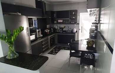 Imagem: A casa possui 3 Dormitórios, 2 Banheiros, 1 Vaga na garagem