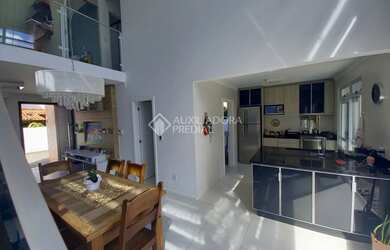 Imagem: A casa em condomínio possui 3 Dormitórios, 2 Banheiros, 2