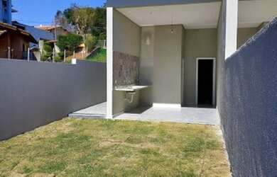 Imagem: A casa possui 3 Dormitórios, 3 Banheiros, 2 Vagas na garagem